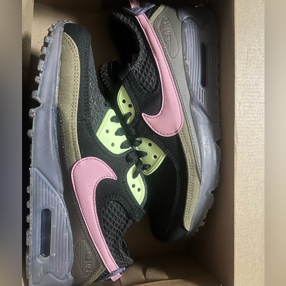 Brand new
Never worn
broken box